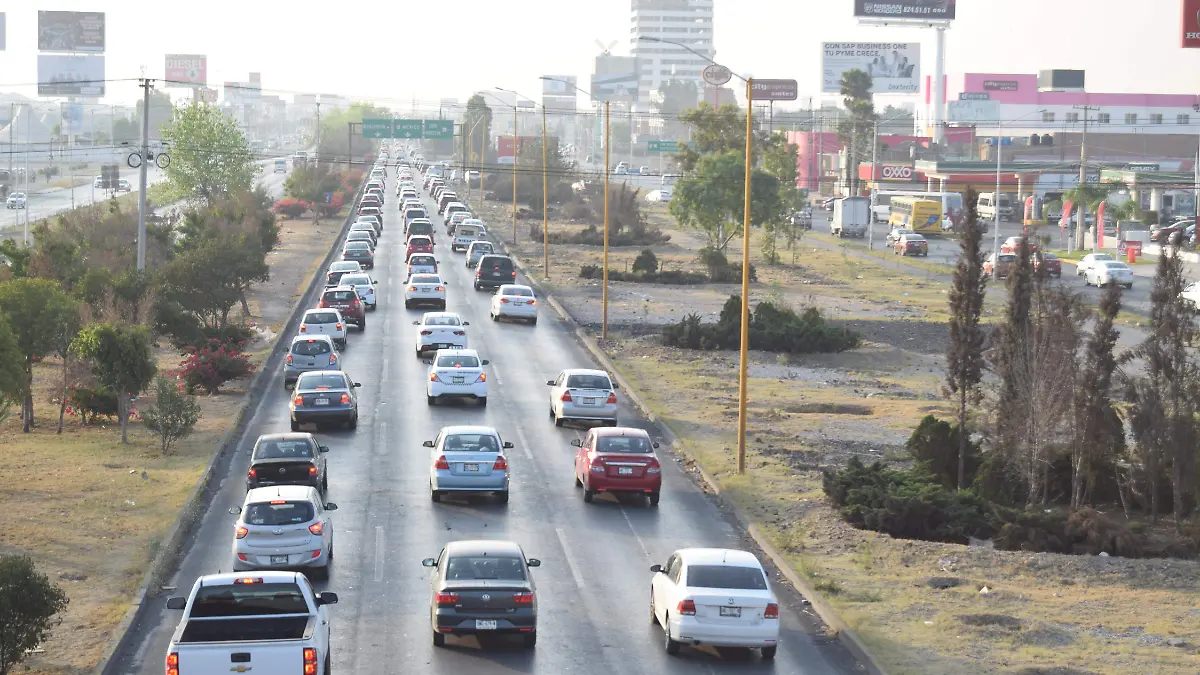 trafico matutino en carrertera 57 rumbo a zona industrial (5)